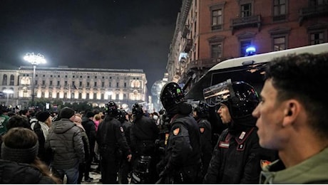 Capodanno a Milano, le accuse di un gruppo di turisti belgi: «Molestie in piazza Duomo, siamo stati circondati e palpeggiati»