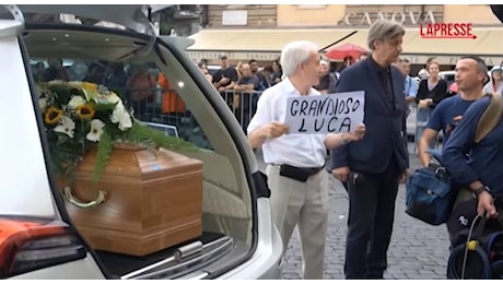 Funerali Giurato, applausi all'arrivo del feretro alla Chiesa degli Artisti