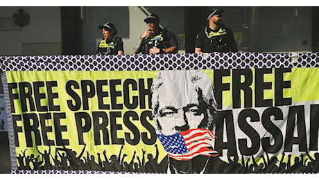 Assange, il giornalista Fishman (“The Intercept”): “È un ‘pizzino’ a tutti noi: chiunque ci può arrestare”