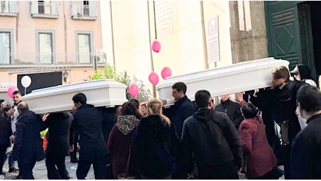 Esplosione a Ercolano, rabbia e dolore ai funerali delle gemelle Sara e Aurora Esposito