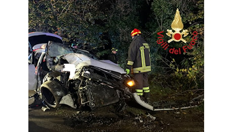 Auto con cinque ragazzi a bordo fuori strada nella notte a Carugo, morto 17enne, quattro feriti gravi