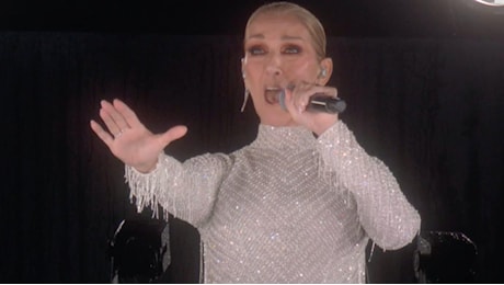 Celine Dion incanta alla Cerimonia di apertura delle Olimpiadi, brilla vestita di cristalli