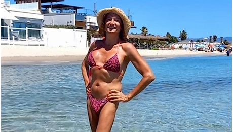 Insulti social a Vladimir Luxuria per la foto in bikini in spiaggia, la risposta spiazza gli hater