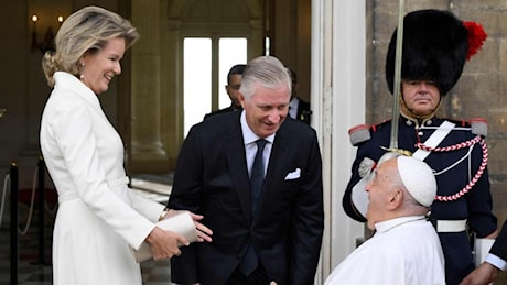 Papa Francesco accolto a Palazzo dal re del Belgio, figlio di Paola Ruffo di Calabria