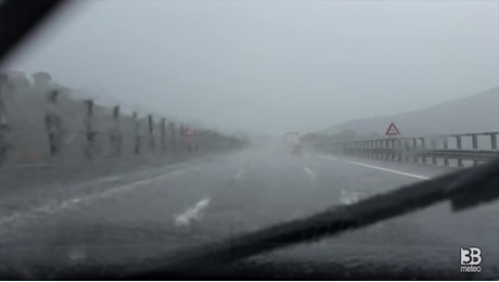 Cronaca meteo diretta - Maltempo Liguria, piogge intense sulla A10 all'altezza di Varazze - Video