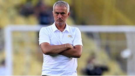 Fenerbahce, nuovo show di Mourinho: portatile davanti alla telecamera per contestare la decisione dell'arbitro