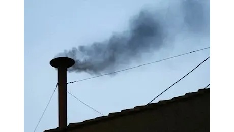 Conclave 2025, la prima fumata è nera. Domani nuovo voto per eleggere il Papa