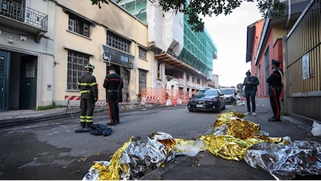 Le fiamme dal tetto, un uomo in fuga (ripreso dalle telecamere): le prime verità sull'incendio che ha ucciso tre ragazzi