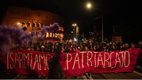 Nuove violenze, migliaia di donne in piazza. Bruciata l'immagine di Valditara