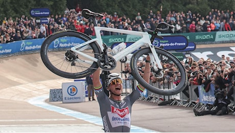 Van der Poel fa tris alla Roubaix come Lapize e Moser. Pogacar (2°) deve arrendersi dopo una caduta