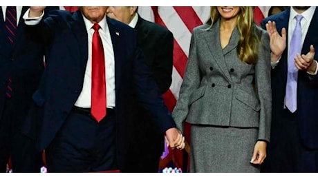 E... subito gli occhi puntati sul primo tailleur da first lady di Melania (firmato Dior)