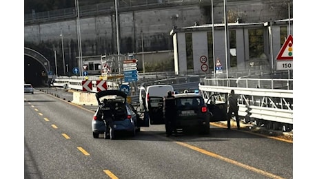 Come sta l'uomo ferito da un poliziotto con due colpi di pistola al termine di un inseguimento a Bellano