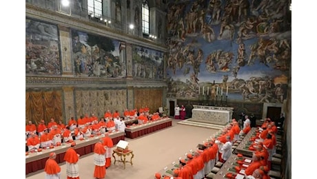 Al via il Conclave: Basta guerre, l'eredità di Francesco per i cardinali. Si cerca un Papa costruttore di ponti. Oggi prima fumata alle 19