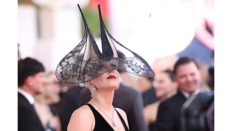 Lady Gaga a Venezia, il significato del cappello con ali di pizzo: nasconde un omaggio