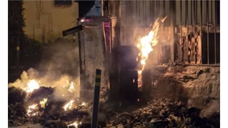 Feriti per i botti auto in fiamme e fumo a Napoli, a Salerno un ferito al volto. La guerra di Capodanno non fa morti