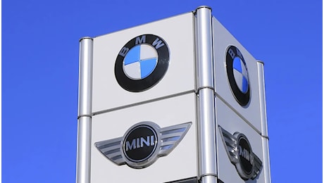 Bmw richiama 1,5 milioni di auto per difetto ai freni e abbassa le stime 2024: crollo in Borsa