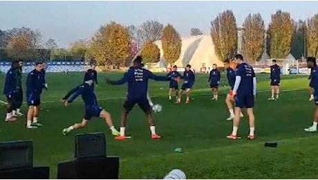 Barella, seduta completa ad Appiano Gentile con la Nazionale. E durante il 'torello' si scatena contro Dimarco