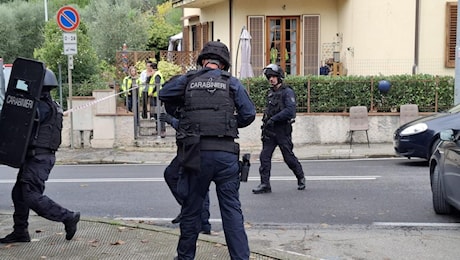 Intervento speciale dei carabinieri con scudi e caschi dopo l’omicidio nel negozio