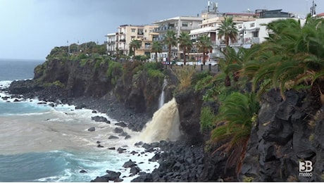 Cronaca meteo diretta - Maltempo nel catanese, cascata si riversa in mare ad Aci Castello - Video