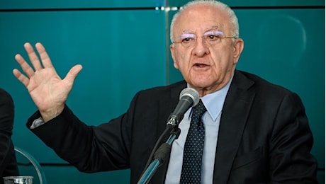 De Luca: “Siamo in una palude burocratica, il Governo Meloni penalizza la Campania”