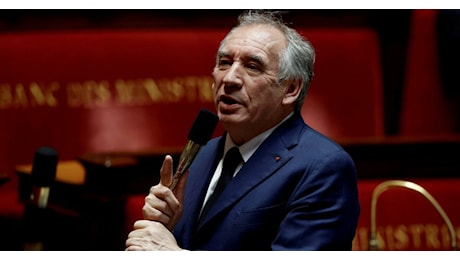 Bayrou sale subito su un volo da 12 mila euro in aereo di Stato