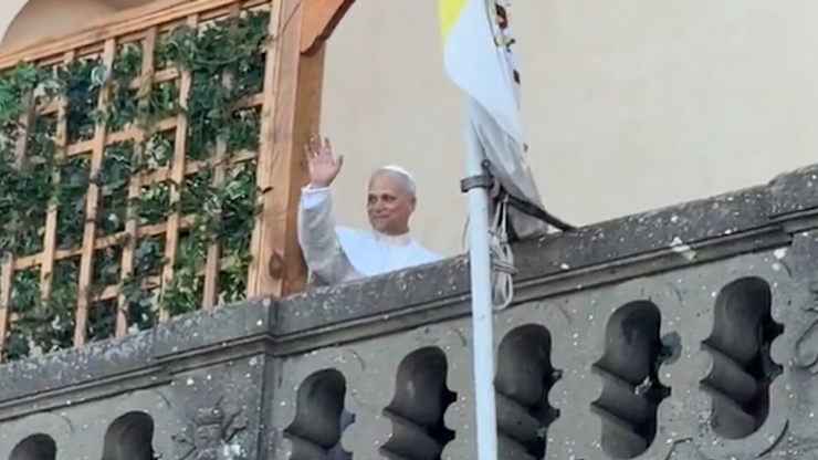 Papa Leone XIV arriva a piedi a Castel Gandolfo per un periodo di riposo - Tgcom24 Papa Leone XIV arriva a piedi a Castel Gandolfo per un periodo di riposo - Tgcom24