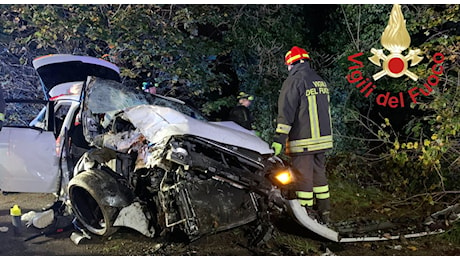 Auto con cinque ragazzi va fuori strada e si schianta contro un albero: morto il 17enne Domenico Alabastro, due amici gravissimi