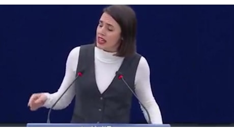 Parlamento Ue, europarlamentare Irene Montero costretta a togliere la kefiah: “Vietato anche genocidio ma l'Europa lo permette” - VIDEO