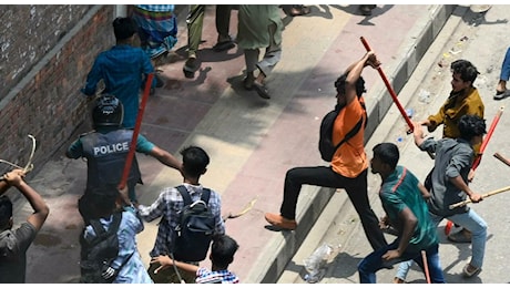 Bangladesh, rivolta degli studenti: 50 morti ed edifici in fiamme. Cosa sta succedendo a Dacca?
