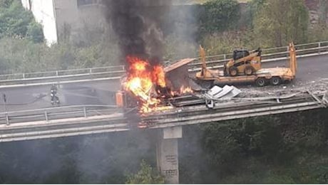 Perde il controllo del mezzo che va a sbattere contro il guardrail e prende fuoco: morto carbonizzato camionista di 59 anni