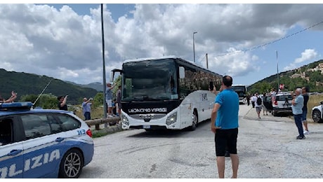 Napoli arrivato a Castel di Sangro, hotel blindato: tifosi e giornalisti lasciati ad attendere sulla superstrada | VIDEO