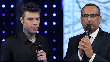 Fedez confuso e distratto a Sarà Sanremo: Carlo Conti lo accompagna, abbracciandolo, nel backstage