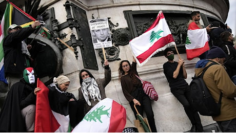 Francia, i manifestanti a Parigi chiedono la fine degli attacchi aerei israeliani in Libano