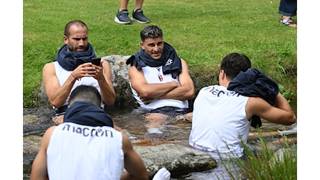Il primo giorno del Bologna a Valles: i giocatori si immergono nel ruscello gelato insieme a un tifoso