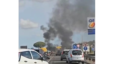 Assalto al portavalori sulla Lecce-Brindisi: auto in fiamme e traffico bloccato