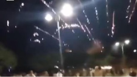 Venezia, fuochi artificiali sulla folla alla festa di Malamocco: panico, fuggi fuggi e feriti: «Sembrava un bombardamento»