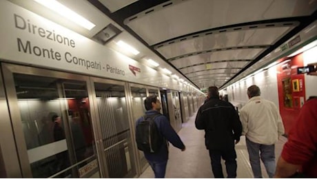 Roma, paura sulla metro C, 14enne accoltellato da un ubriaco davanti alla sua comitiva. Caccia all'uomo alla Borghesiana