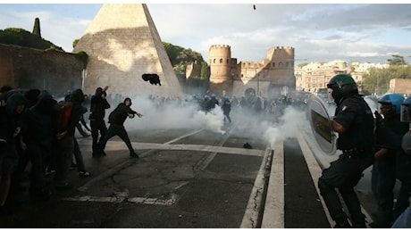 Scontri a Roma, guerriglia al corteo pro Palestina: bottiglie e bombe carta contro gli agenti