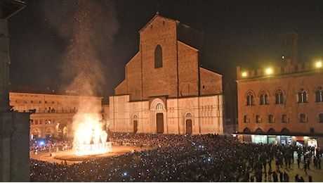 Bologna ed Emilia-Romagna, Capodanno in piazza tra divieti e limitazioni su botti e petardi: tutte le ordinanze e le regole