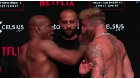 Mike Tyson, schiaffo a Jake Paul durante il faccia a faccia prima del match