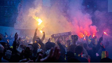 Ajax-Maccabi, ultrà israeliani aggrediti ad Amsterdam. La polizia smentisce la presenza di ostaggi. La sindaca: “Esplosione di antisemitismo”