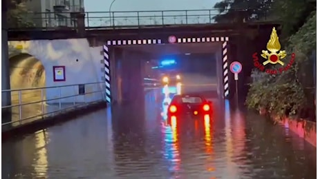 Maltempo in Lombardia, il video delle auto bloccate in un sottopasso nel Varesotto: scatta l'allerta a Milano