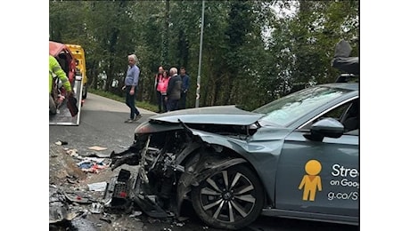 Ubriaco con la Google Car: si schianta contro un'auto e poi urina davanti ai carabinieri. Patente ritirata