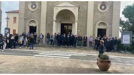 Oggi il funerale di Leonardo a Montignano, lutto cittadino a Senigallia. L'avvocato Perricci a Storie Italiane: «Dalla scuola atteggiamento di omissione totale»