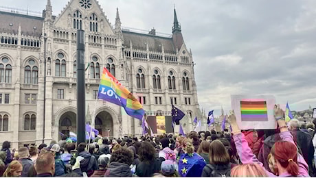 Ungheria, il Parlamento passa emendamento alla Costituzione che vieta manifestazioni pubbliche Lgbt