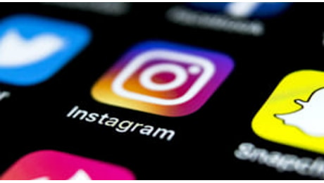 Instagram, addio ai filtri di bellezza a partire da gennaio. E sui social parte la polemica