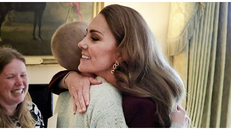 Kate Middleton torna agli incarichi dopo la chemioterapia: l'abbraccio con la fotografa malata di cancro Liz Hatton