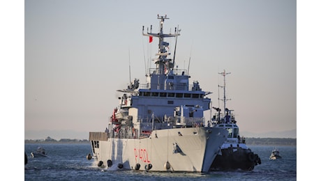 La nave Libra ritorna nel porto di Shengjin, a bordo solo in otto