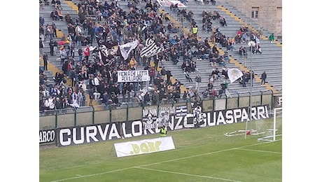 Siena, la curva Robur sostiene i lavoratori Beko