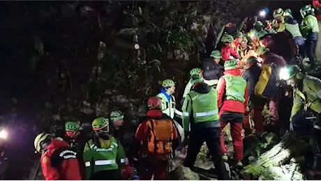 «Ottavia Piana è in salvo»: la speleologa fuori dalla grotta. In elicottero al Papa Giovanni - Il video dell’uscita